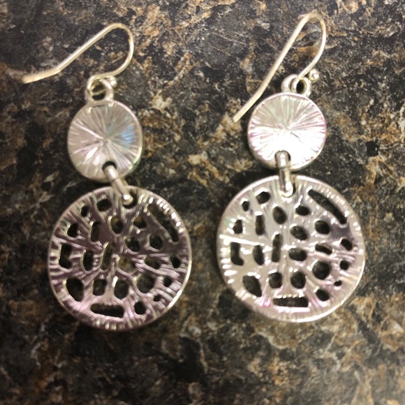 FREE w/ 3 pc bundle. Avon wire drop silvertone double disc earrings - Picture 3 of 3